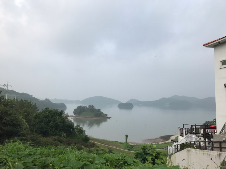 팬션에서 바다를 향해 찍은 사진
섬들이 가까이에도 보이고 저 멀리에도 보입니다