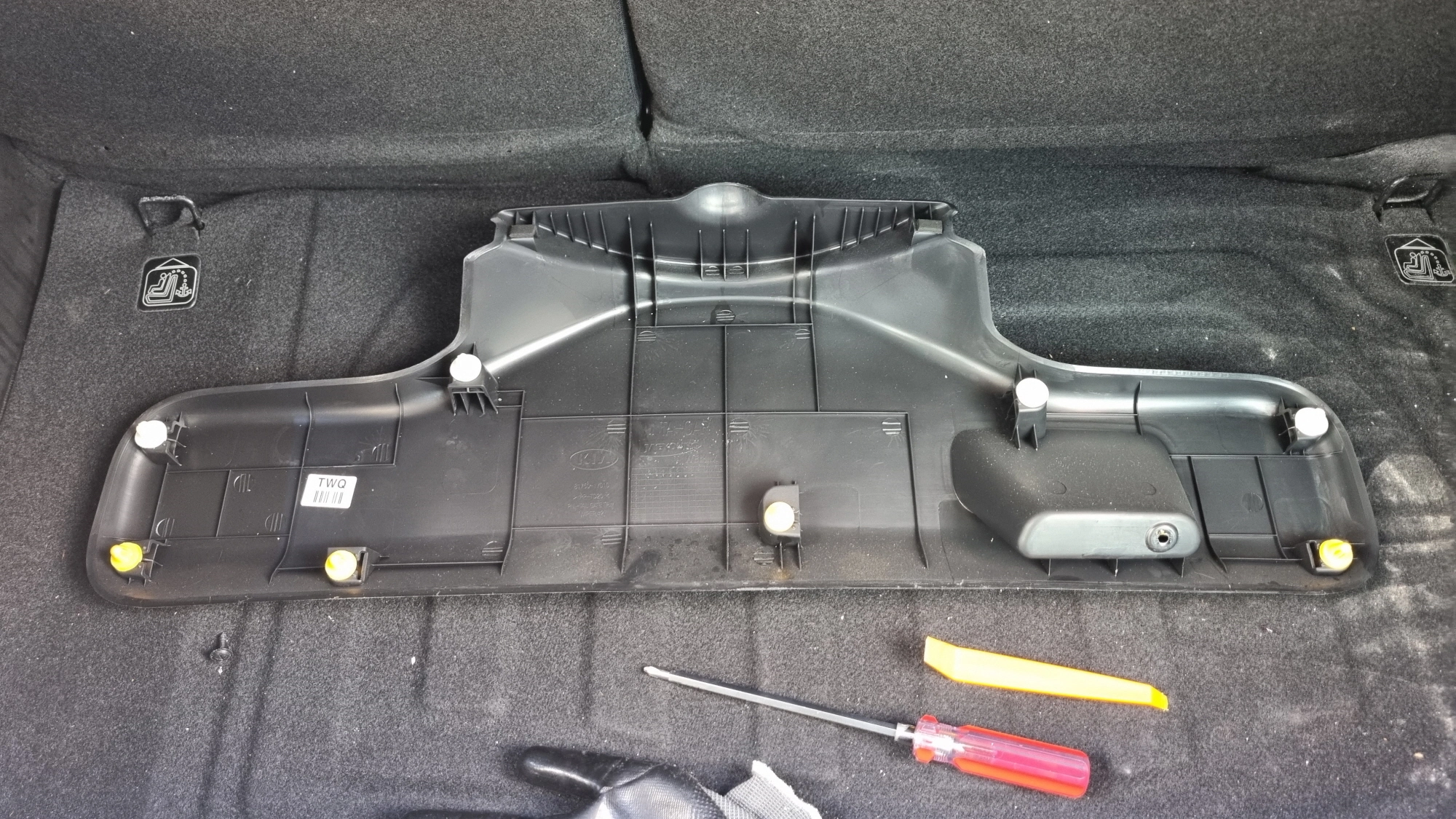 테일게이트 커버 떼놓은 모습