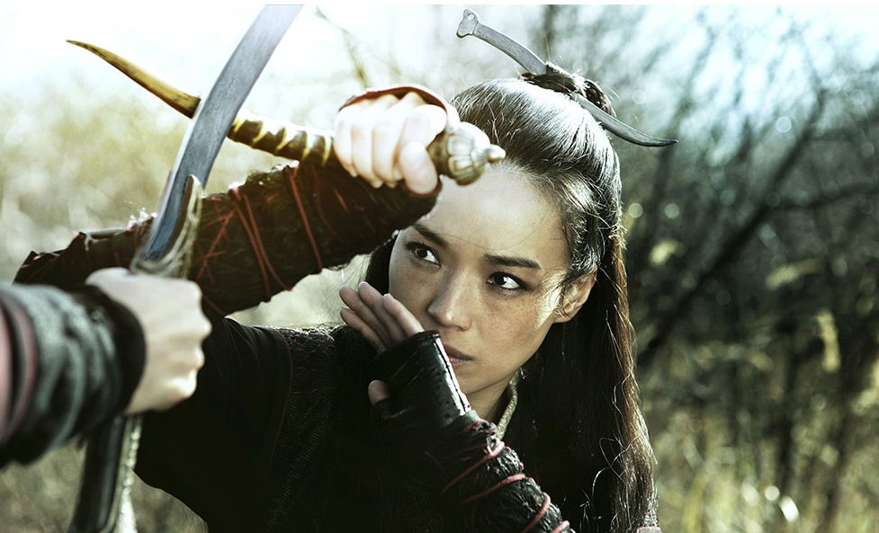 짧은 목검으로 칼을 막고 있는 여성 자객