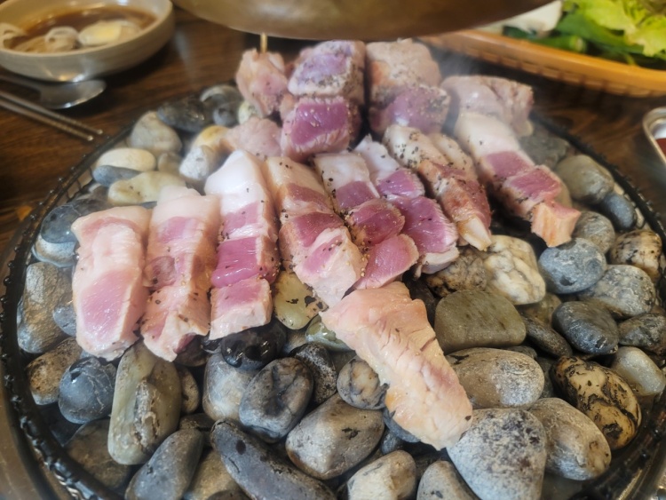 투데이 맛있는 메뉴 자갈 돌판 위에 구워 먹는 생 가브리살 오겹살 목살 삼겹살 구이 맛있는 고깃집 추천 부산 덕천동 맛집