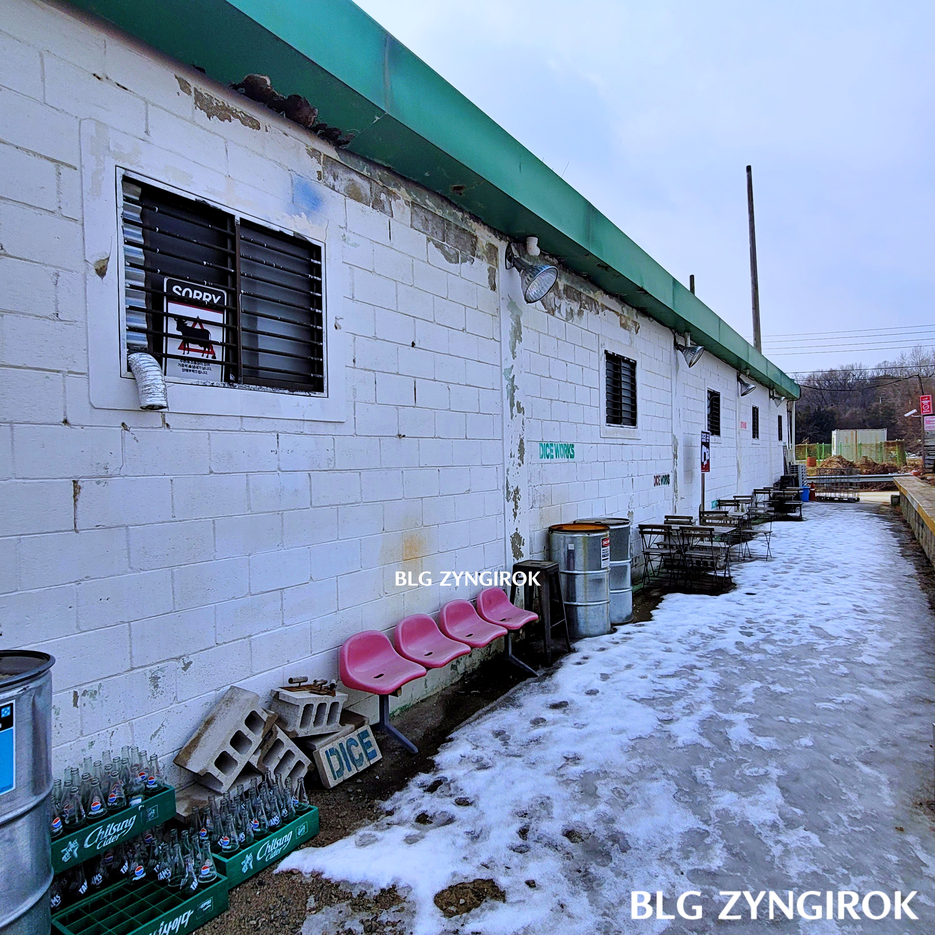 양주 카페 DICE WORKS - 외관 건물 옆면 모습이다.