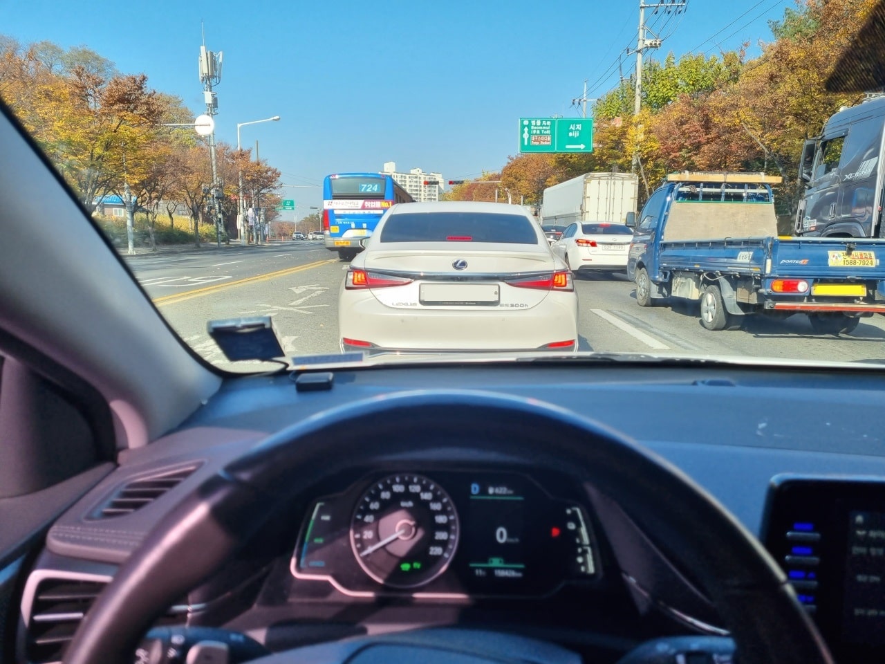 달구벌대로 진입 전 유니버시아드로에서 신호 대기 중인 모습입니다.