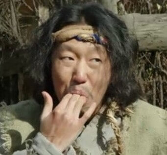 파산하여-긴-머리를-늘어뜨리고-손가락을-빨고있는-모습