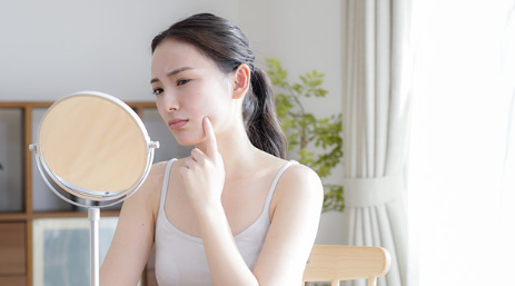 거친 피부로 고민하는 여성.