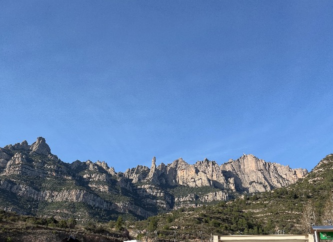 스페인 몬세라트 톱니바퀴 모양의 산 사진