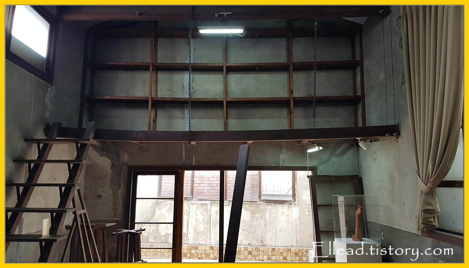 그가 목을 매었던 선반의 쇠줄이 보인다.