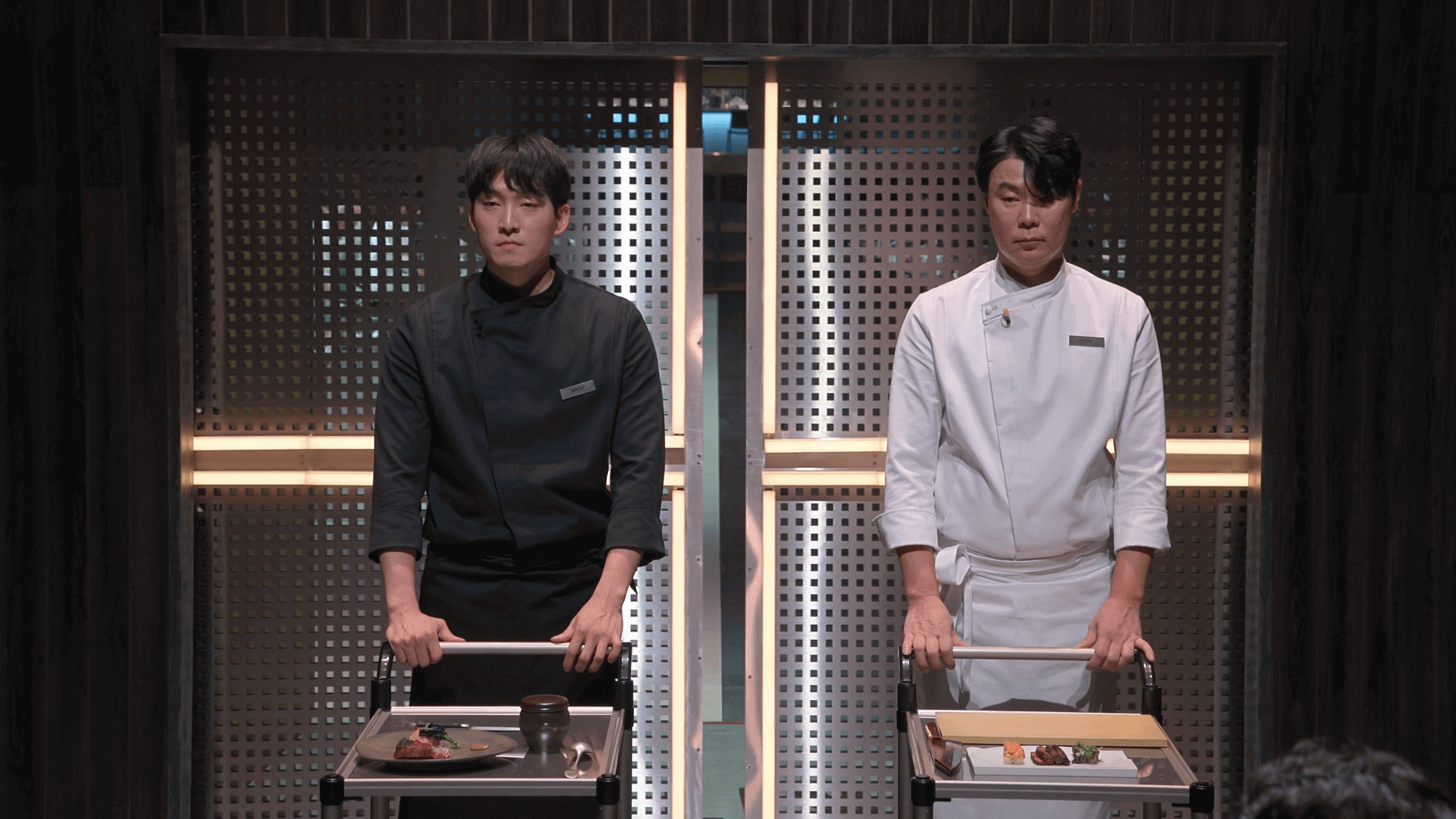 최윤석 셰프 원투쓰리 셰프 요리 가지고 들어 온 순간 사진