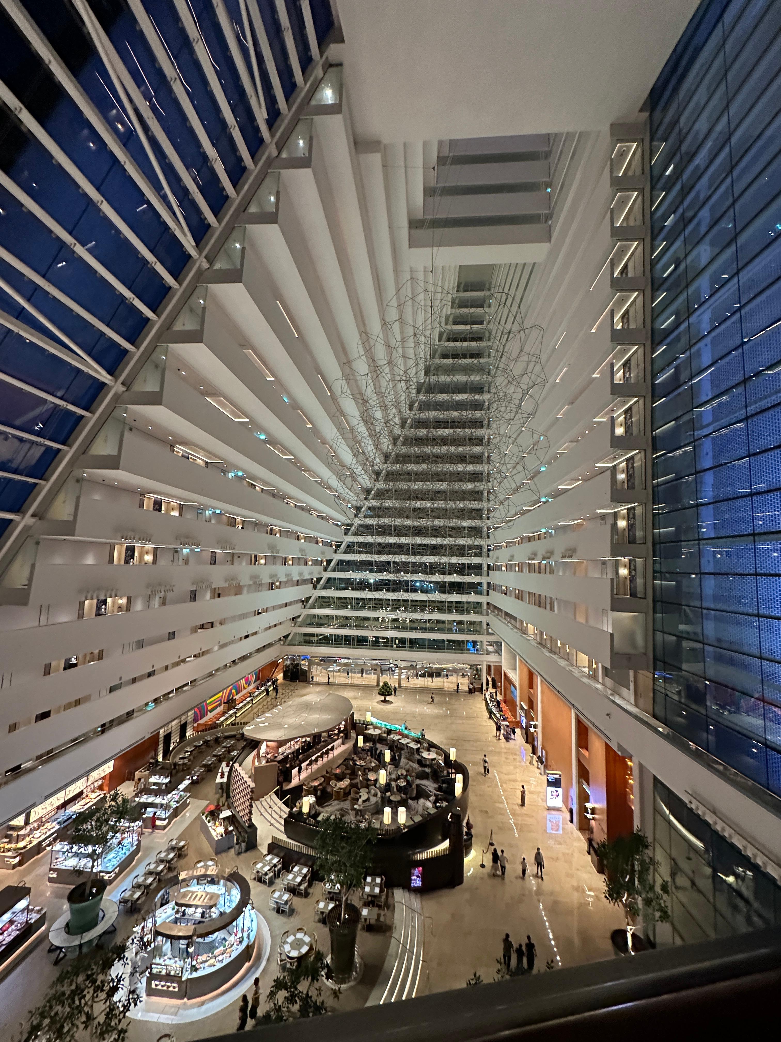 마리나 베이 샌즈 호텔 내부. 외부에서 Gardens by Bay 로 가는 구름다리위에서 찰칵
