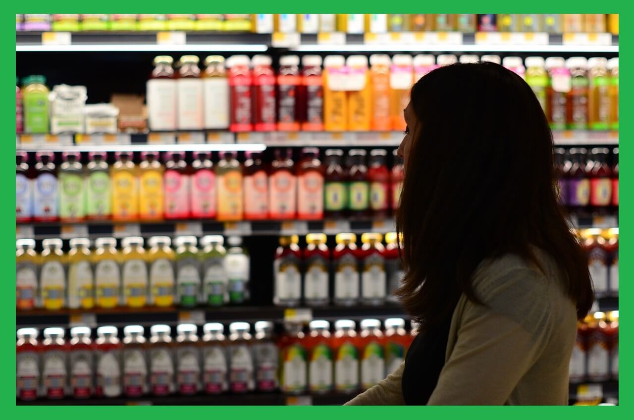 마트-음료매대앞-쇼핑하는-여자