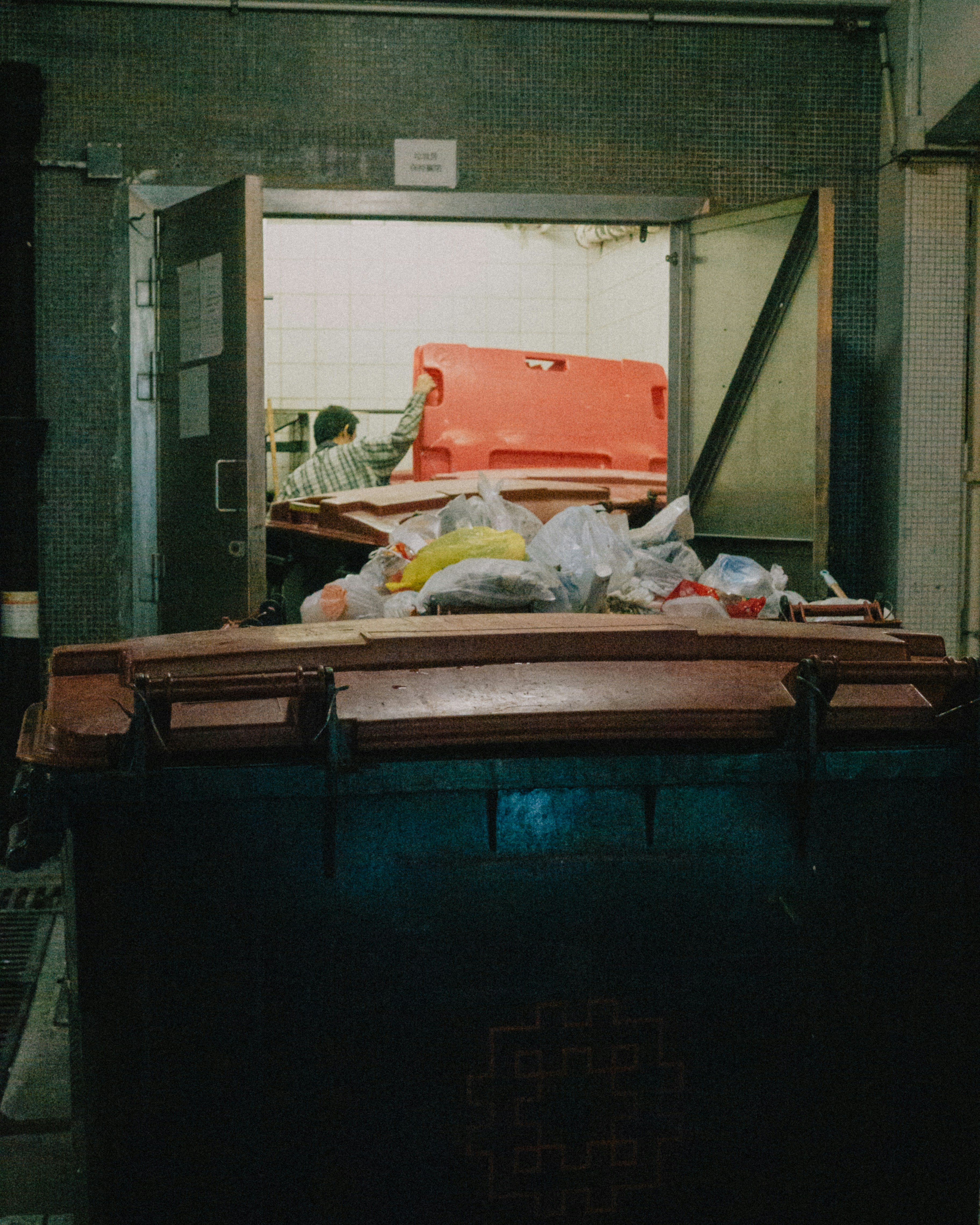 채소 껍질을 물기 제거 후 분리배출 통에 담는 장면