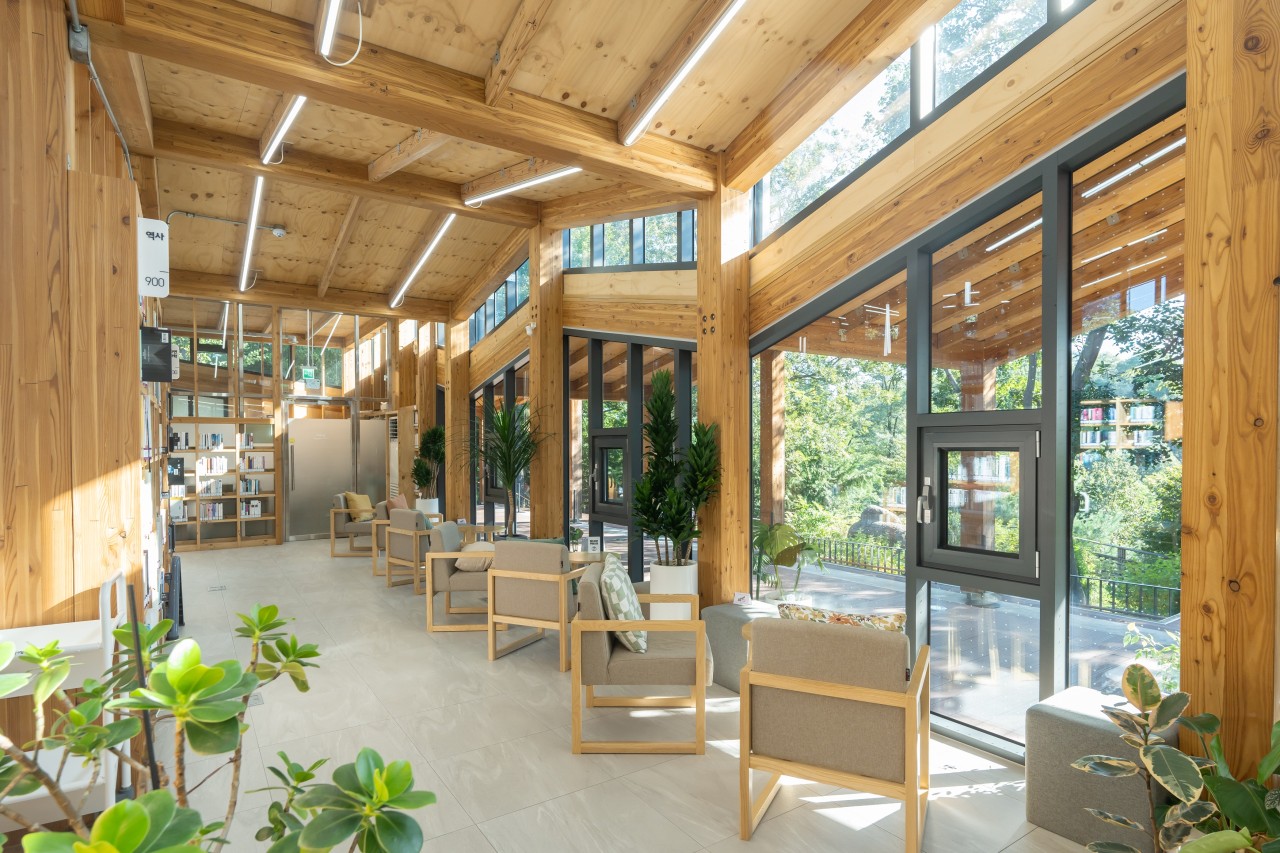 오동숲속도서관의 따뜻한 나무 인테리어와 삼각형 지붕 구조