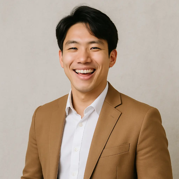 베이지색 자켓을 입고 환하게 웃는 젊은 청년의 텍스트 없는 인물 이미지