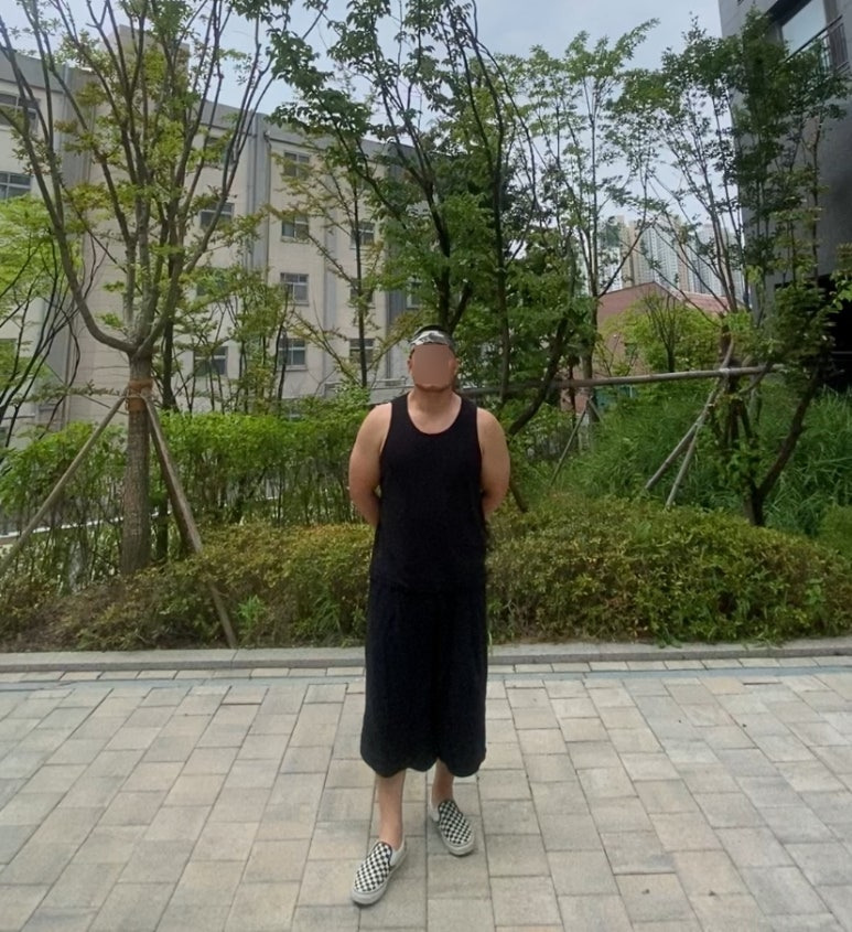 데일리룩('26. 8. 15.)후드후드 빈티지 카모 반다나 밀리터리, 무신사 무신사스탠다드 슬리브리스 민소매 나시, 무신사스탠다드 무신사 와이드 버뮤다 팬츠, 반스 체커보드 슬립온