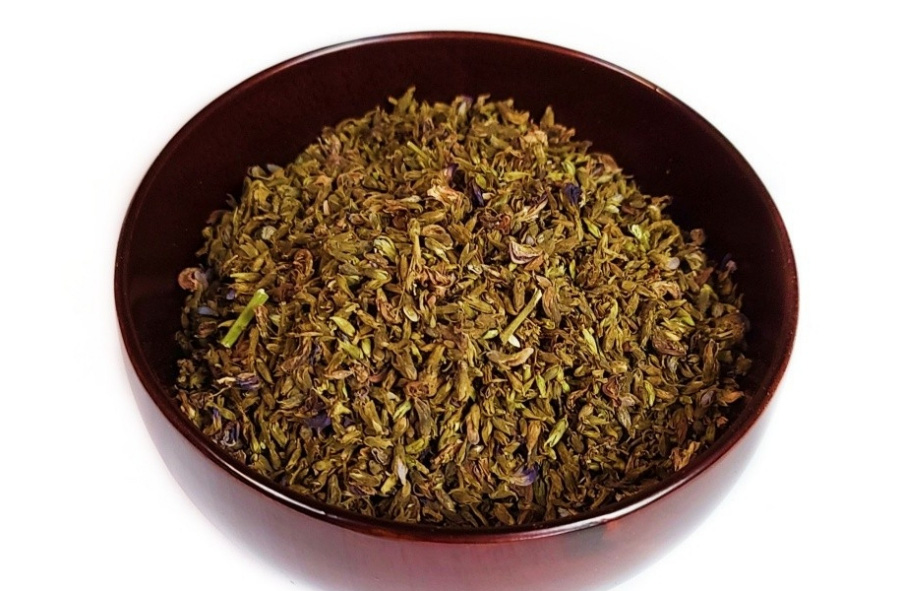 야생에서 채취를 한 칡의 꽃인 갈화를 깨끗하게 세척한 후에 건조시킨 것을 하얀 바닥 위에 동그랗고 검은 그릇에 가득 담아두고 찍은 사진