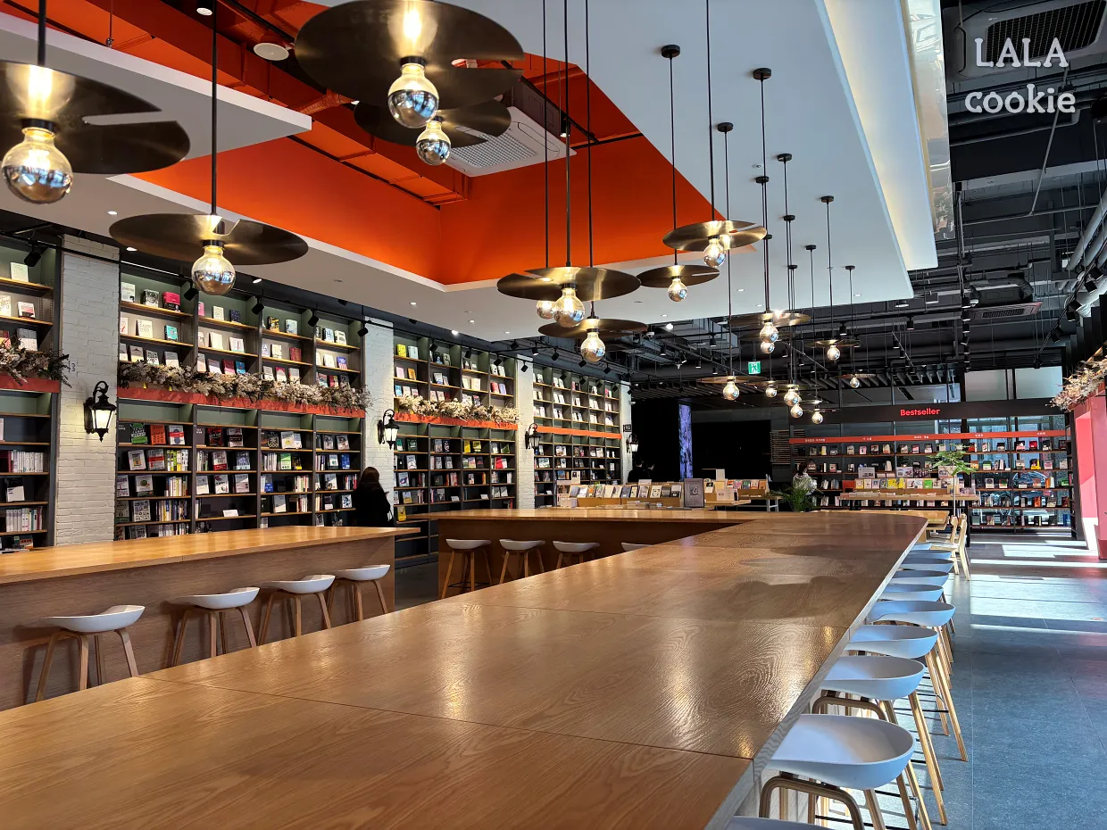서울-여의도역-대형-북카페-카페꼼마-매장-내부