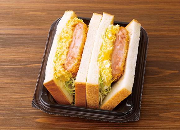 흰색 빵 사이에 새우튀김과 양배추가 들어가있다.