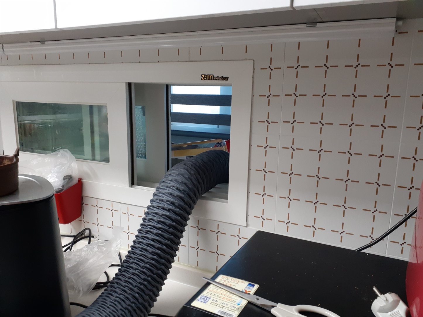 주방창문으로주름관호스넘김