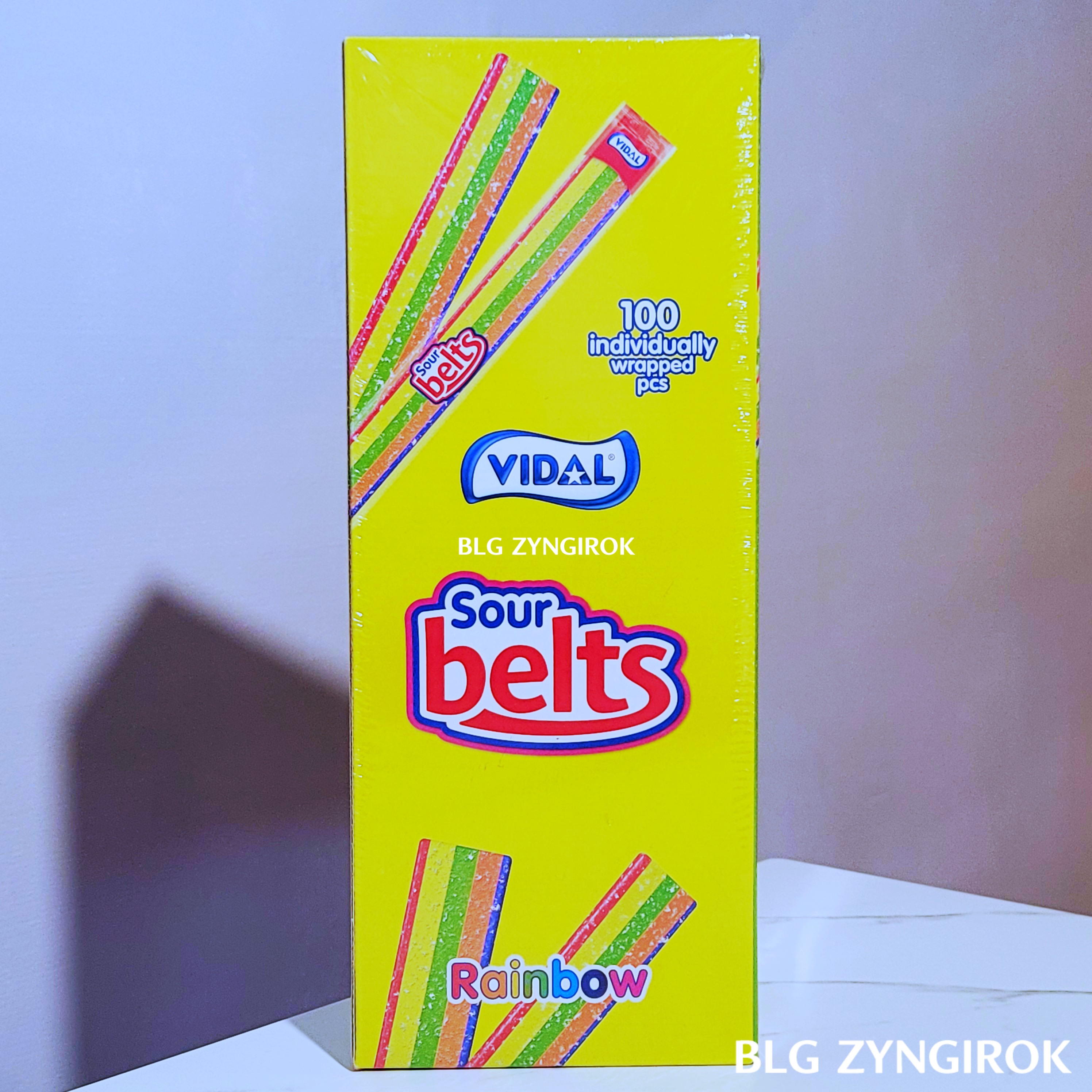 비달-사우어-벨트가-테이블-위에-놓여있다.