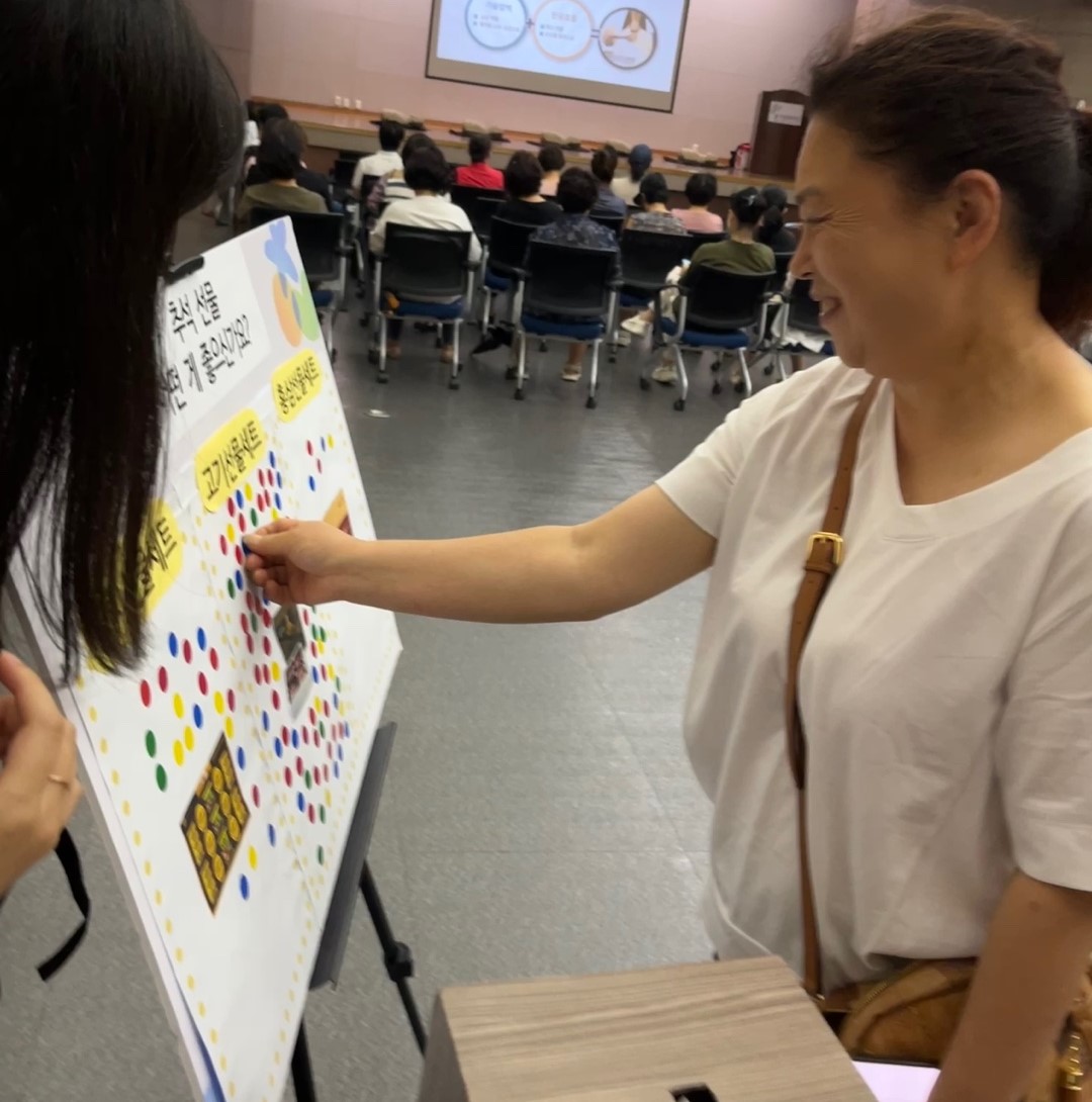 활동지원사 선생님이 추석선물 세트 투표중인 모습1