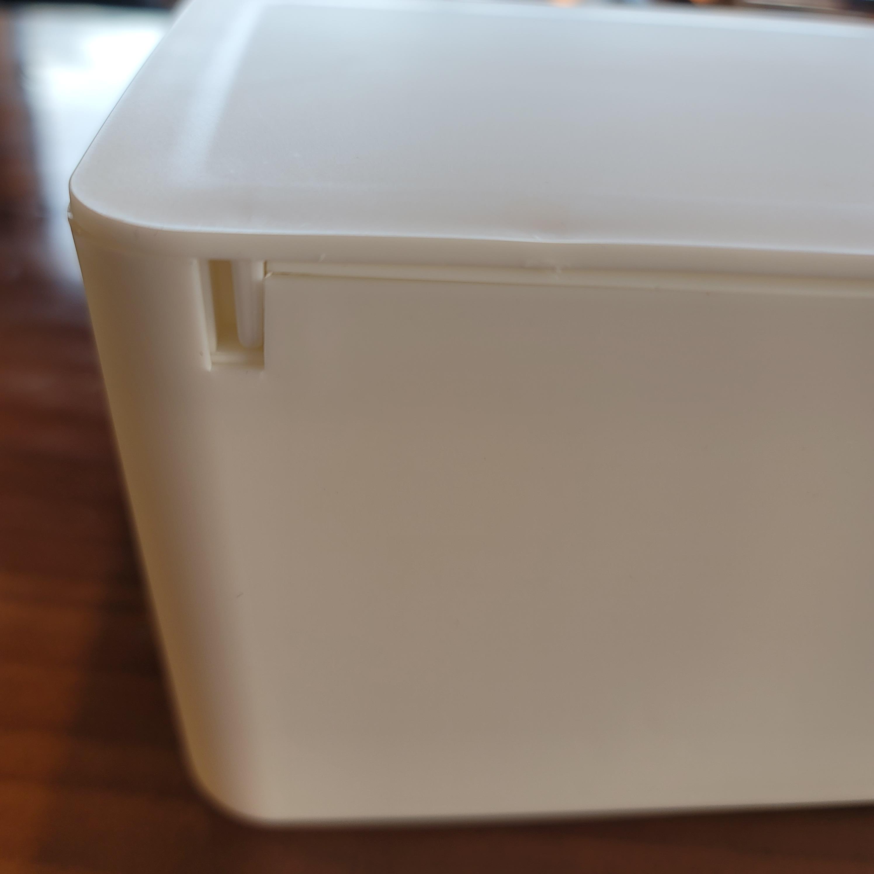 다이소 다용도 물티슈 케이스 후면 사진이다. 아래부분과뚜껑이 연결되어있다. 뺏다 꽂았다 할수있다.