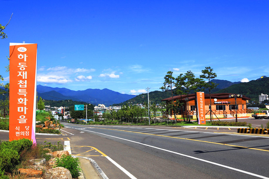 도로 옆에 표지판과 식당이 있다.