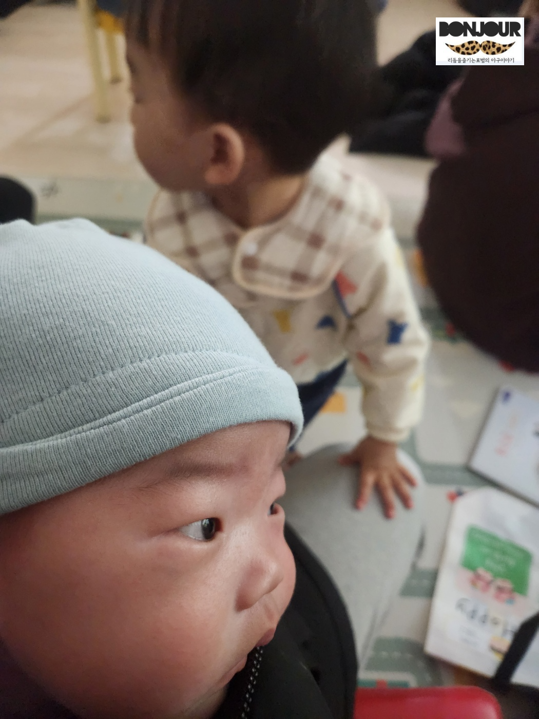 아기띠에 둘째를 안고 병원에 가는 엄마 모습