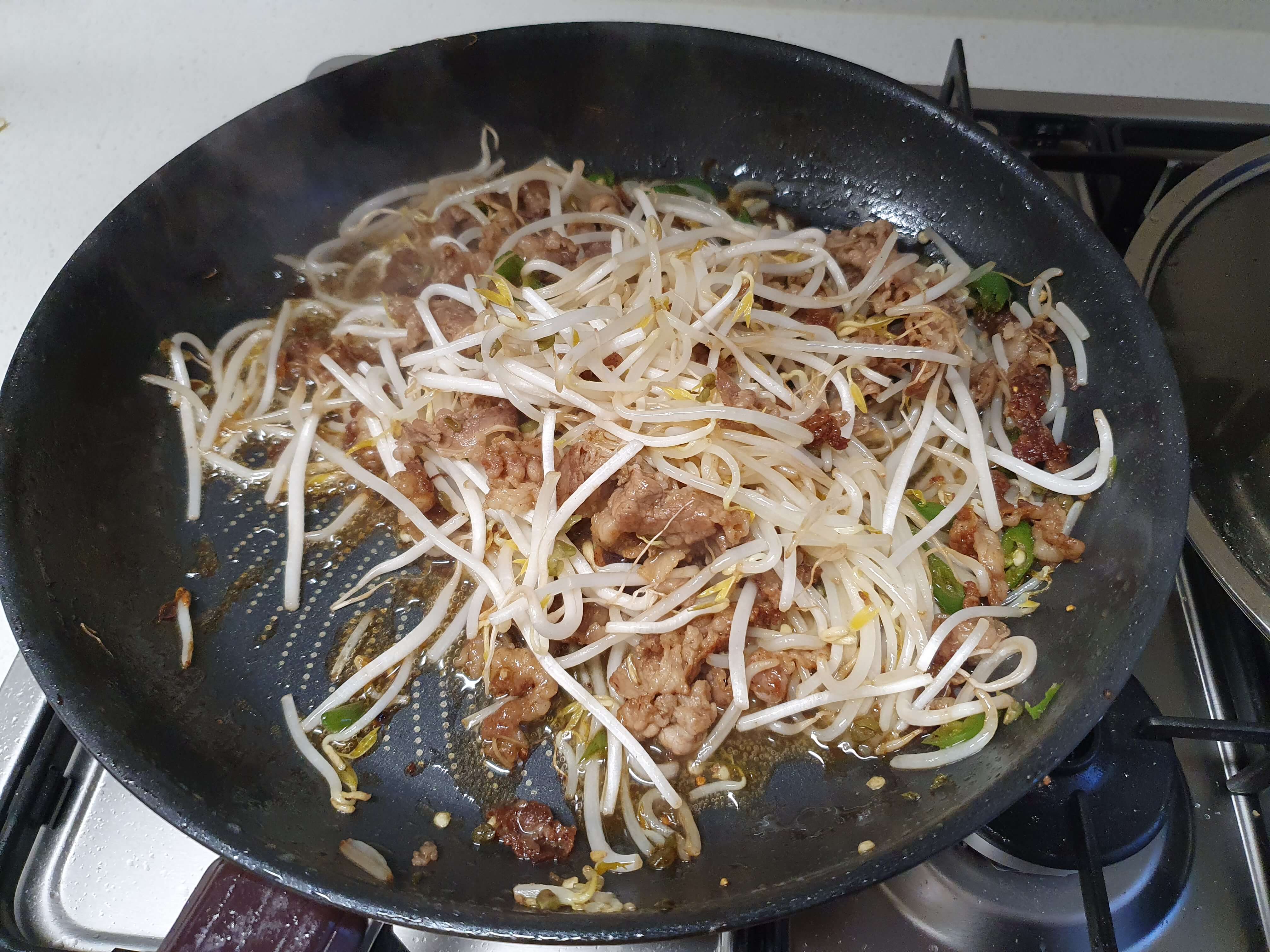 홈술-우삼겹숙주나물볶음