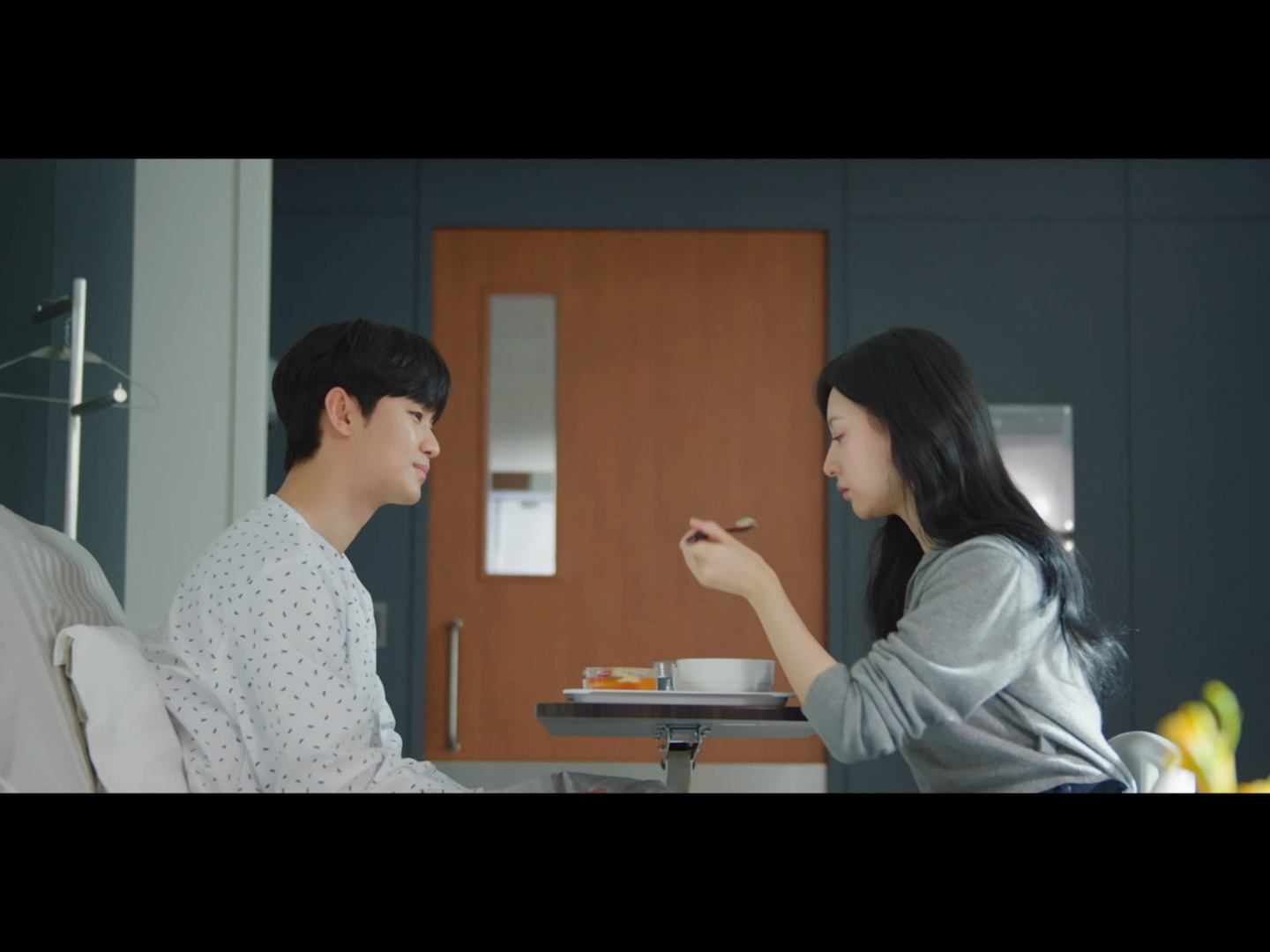 홍해인이 수술마친 백현우에게 죽을 먹여주는 사진