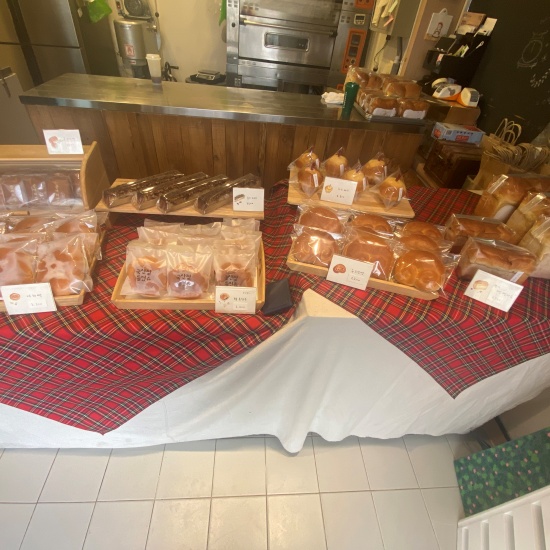 빨간색 식탁보 위에 여러 개의 빵이 올려져 있습니다.