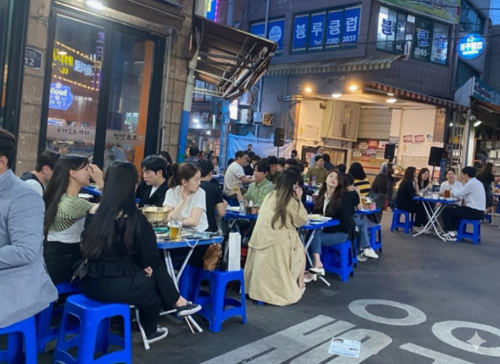 을지로 골뱅이 골목길 호프마시는 광경2