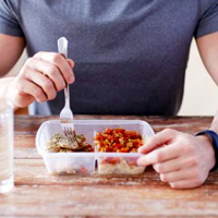 샐러드를-먹는-남자