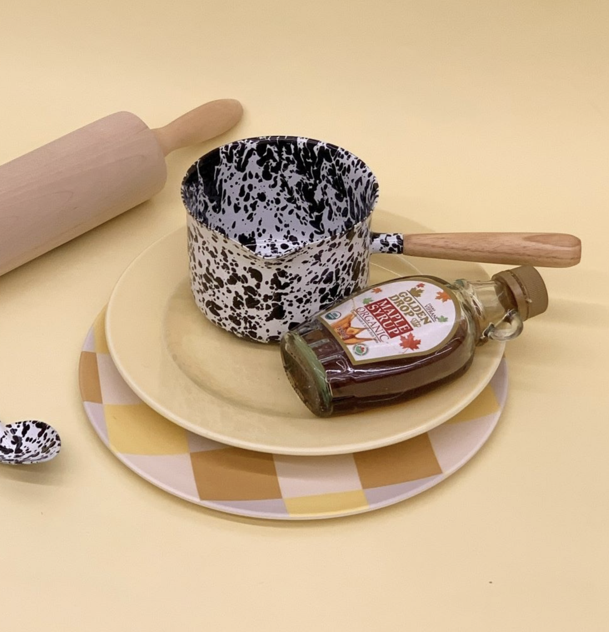 그릇 위에 밀크팬이 올려져있는 사진