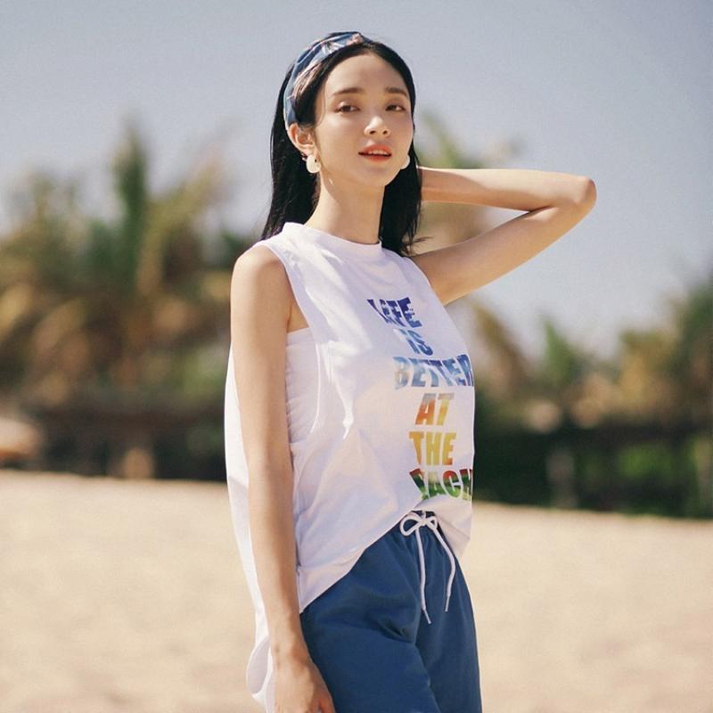 이스트본 해변에서 여자 나시 래쉬가드