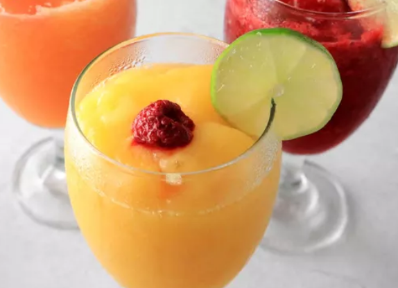 맛있는 수제 다이키리 레시피 3가지: 복숭아, 망고, 라즈베리