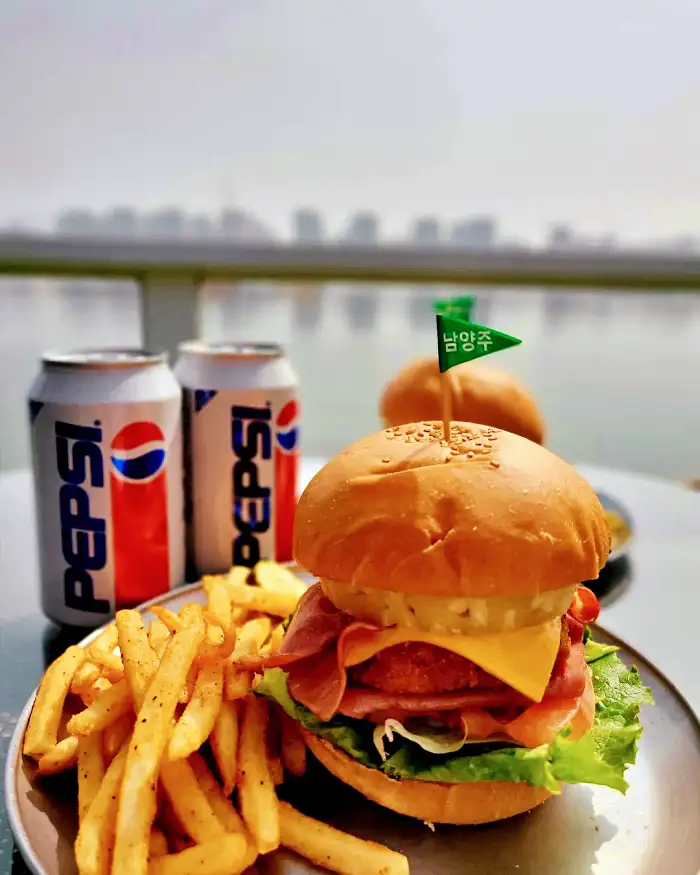 북한강 리버뷰 남양주 맛집 분위기 폭발 한강뷰 즐기는 수제 새우 버거 햄버거