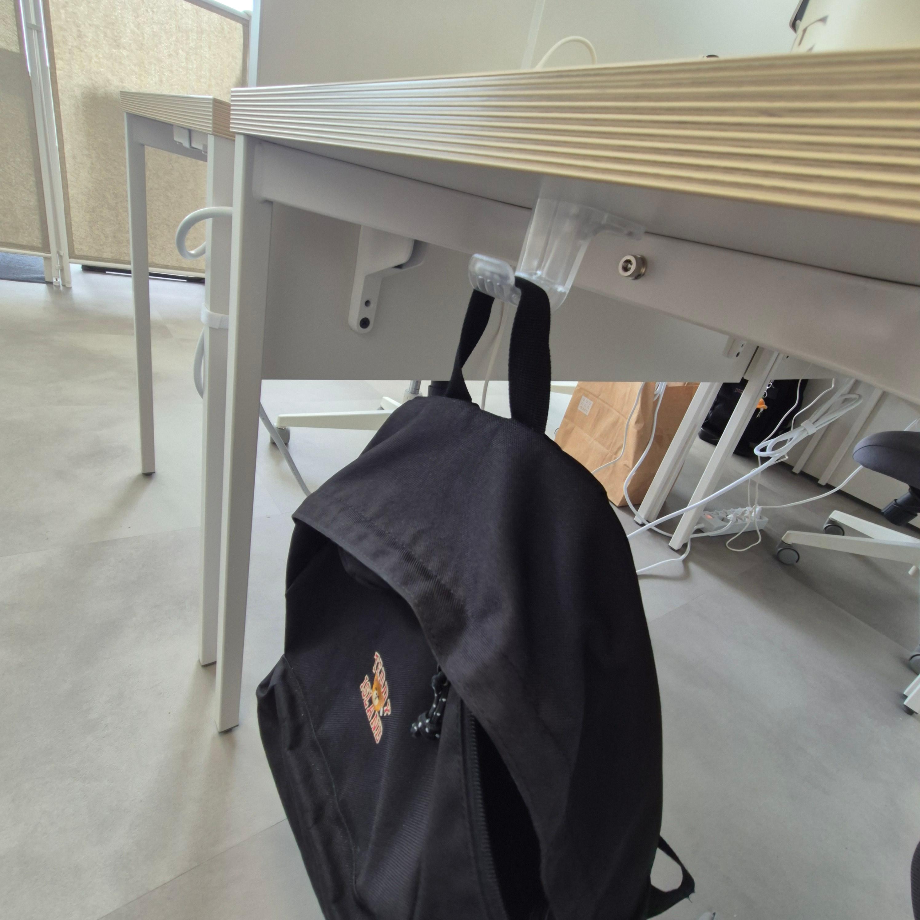 데스커 책상에 있는 가방걸이