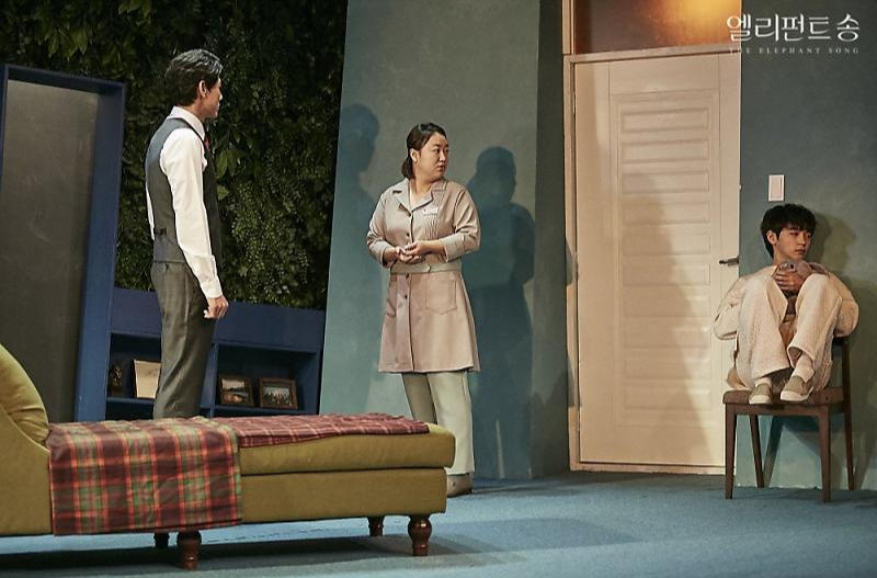 마이클의 이런 삐딱한 태도가 누그러질 때는 수간호사 피터슨이 방으로 들어올 때뿐입니다.