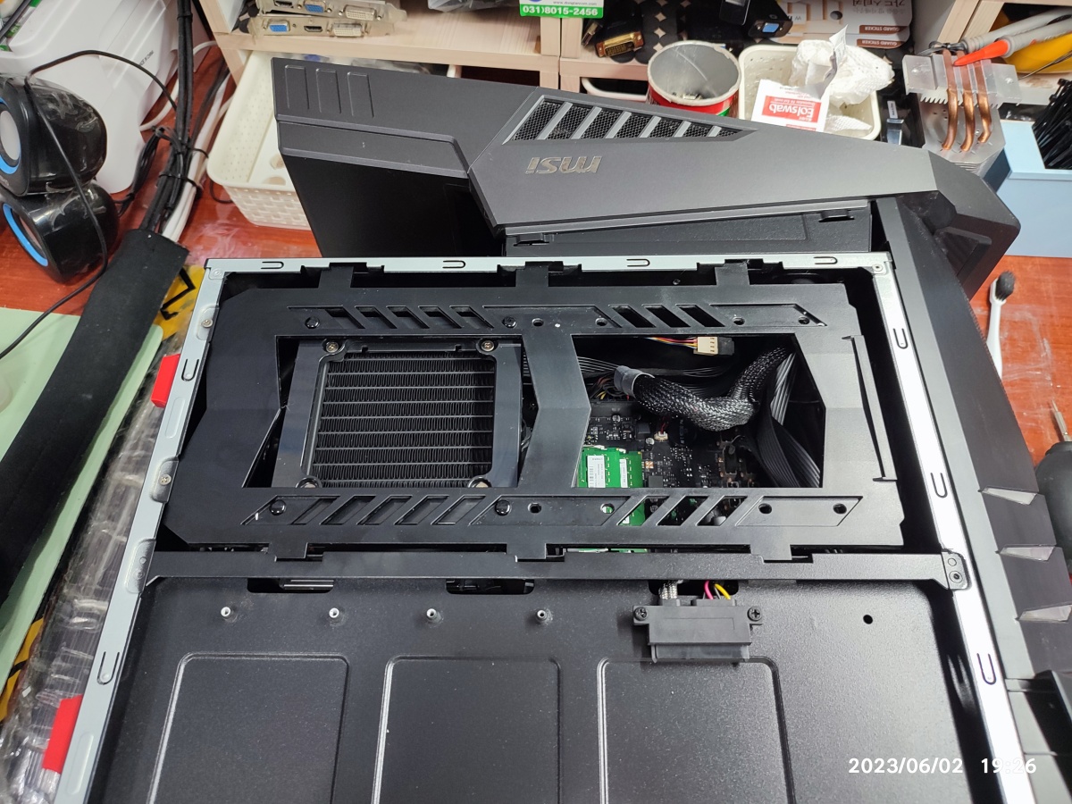 수랭 쿨러 가이드를 케이스에 고정했습니다.