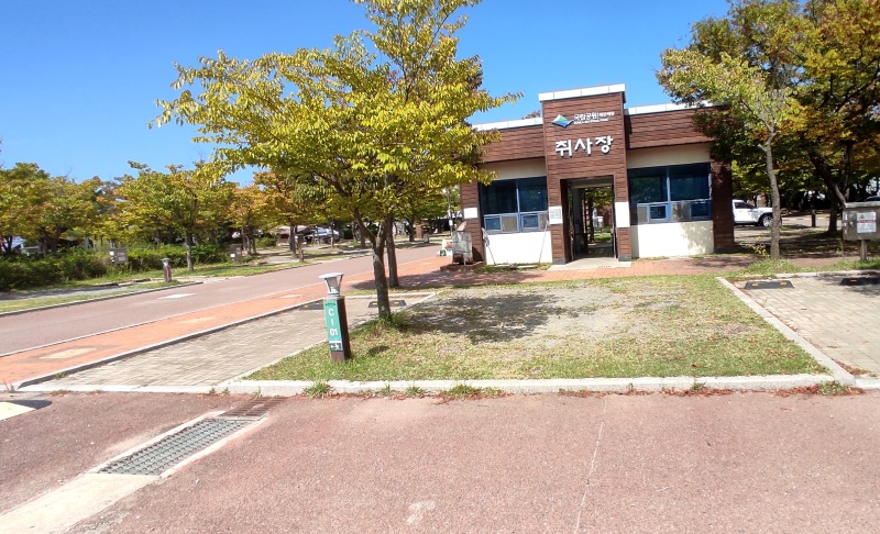 취사장 바로 앞쪽인 C-01구역 그늘이 적은편임