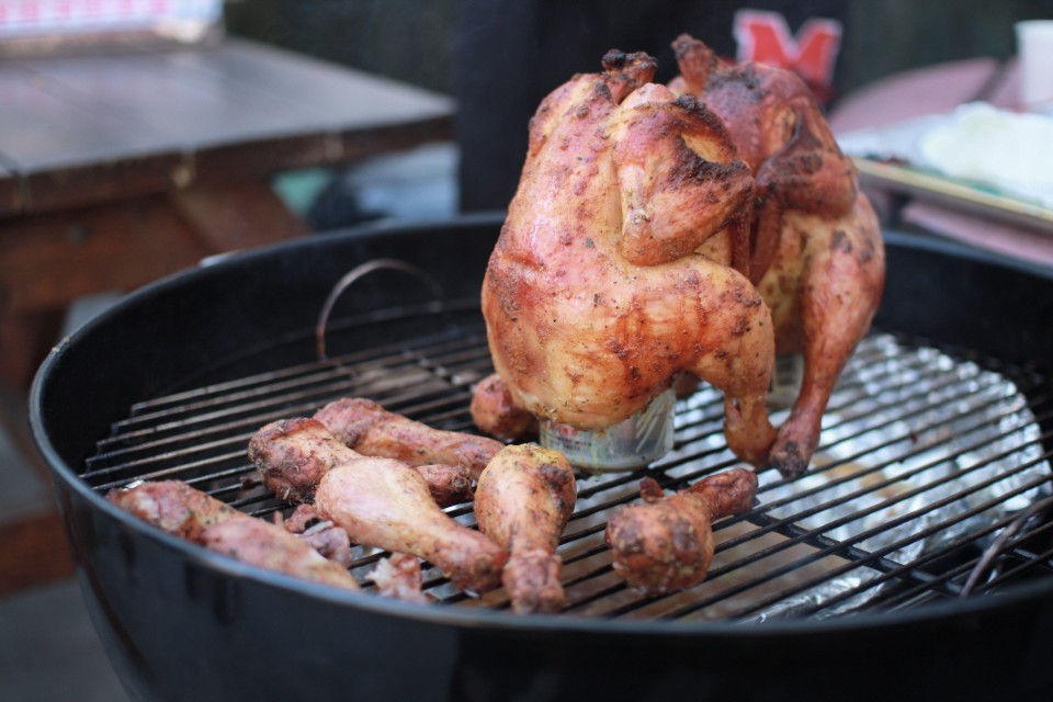 숯불 위에서 비어캔치킨이 구워지는 모습