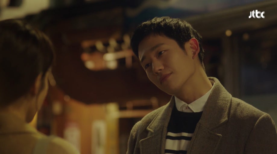 여자 주인공으 보는 남자 주인공의 사진