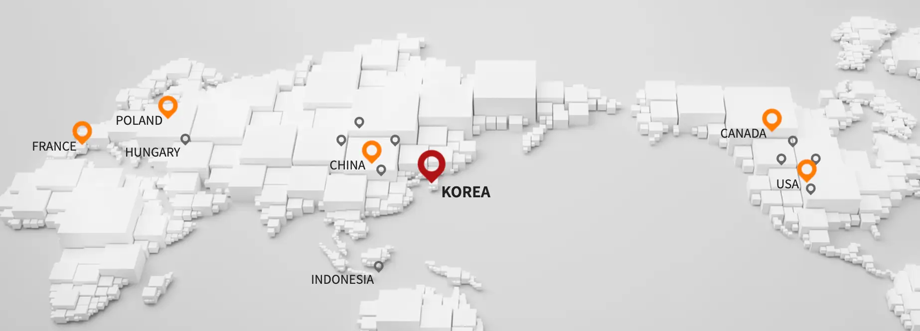 회색 바탕 위 흰색 지구 대륙들 위 붉은 점과 오렌지색 점, 회색점 엔켐 공장 표시