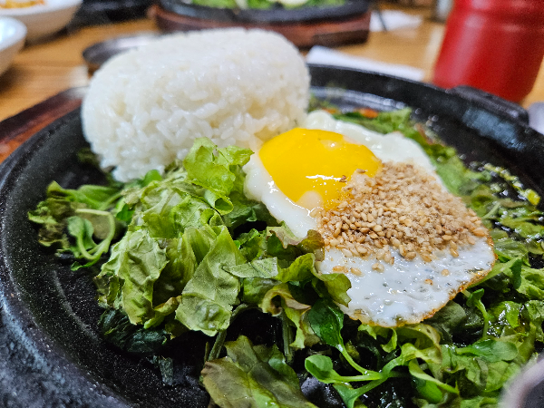 이쁜 철판위에 공기밥 데코