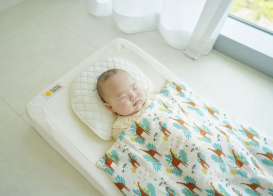 신생아 모로반사 시기와 대처법 - 스와들업 필요할까?