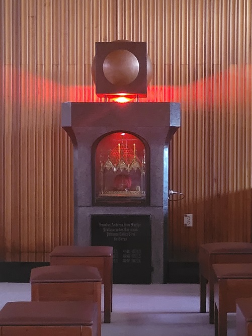 우리 나라 최초 사제인 성 김대건 안드레아 신부의 유해 일부가 대성당 제대에 모셔져 있습니다.