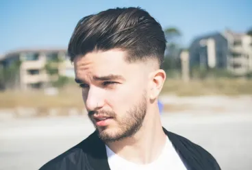 인상을 쓰고 있는 남자