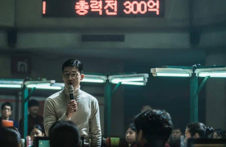 김무열이 마이크 들고 이야기 하는 모습