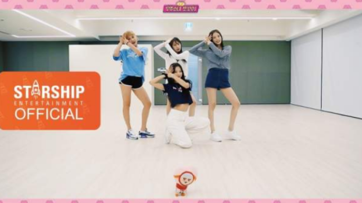 우주소녀 쪼꼬미가 엔딩포즈를 하고 있는 모습