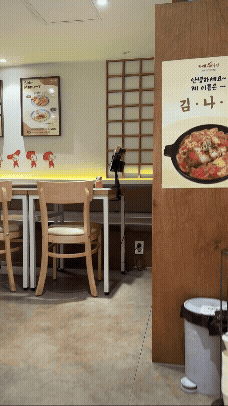 서현 카레공방 2층 내부 &ndash; 혼밥용 테이블과 일반 테이블이 배치된 조용한 좌석 공간 gif