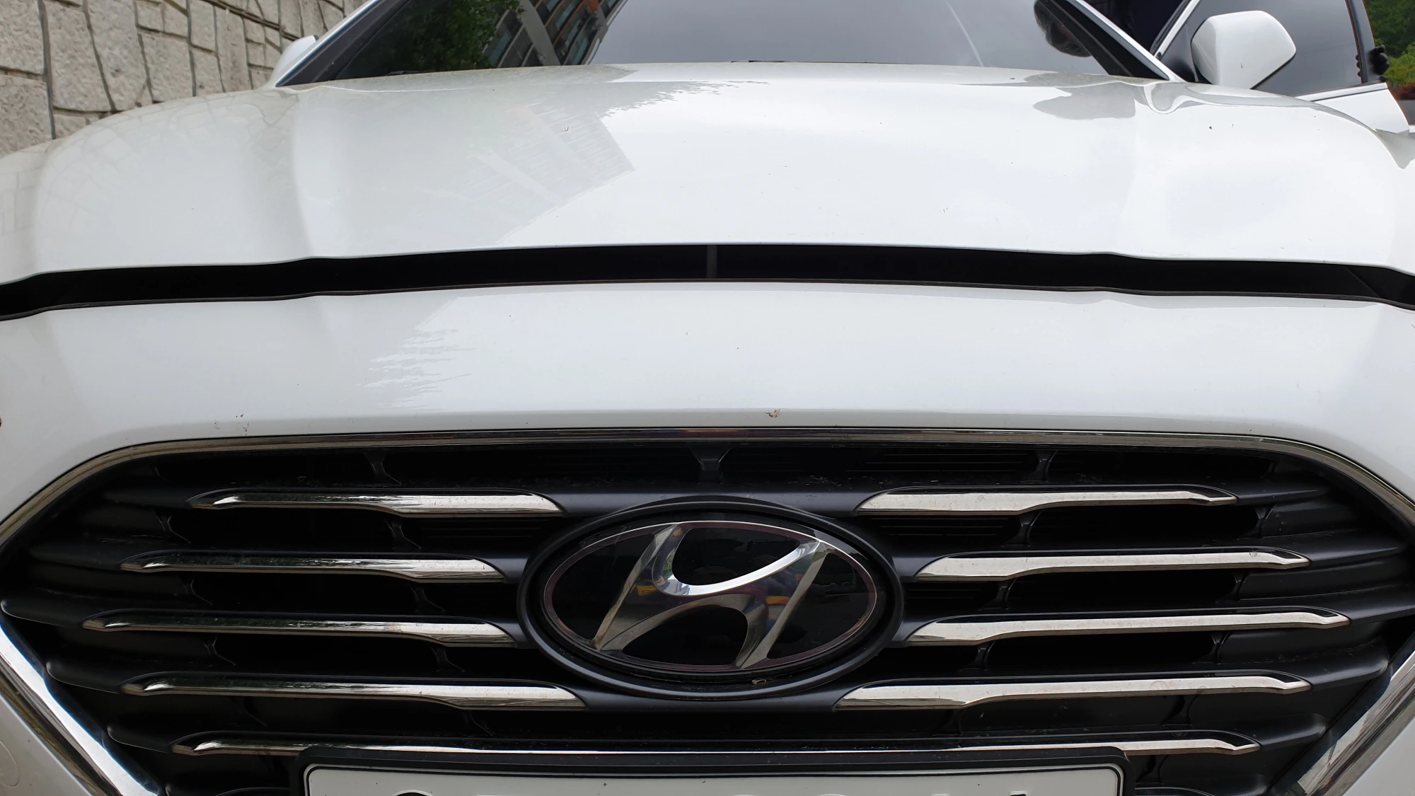 덜 닫힌 보닛 모습